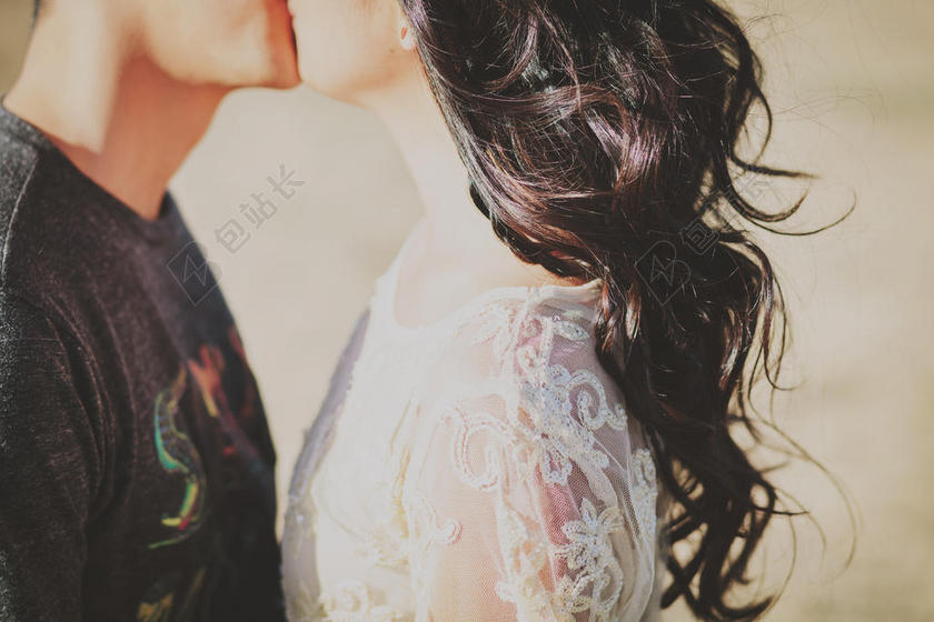 人物浪漫亲吻的男女爱情情侣背景图片