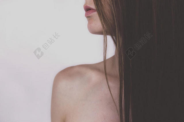 广告唯美露肩长发少女模特背景图片