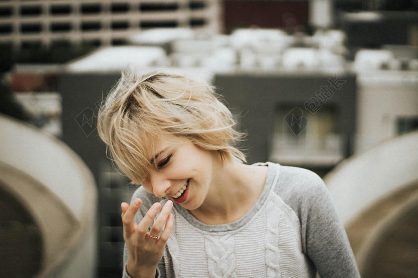 人物阳光微笑的短发女孩户外街头摄影背景图片