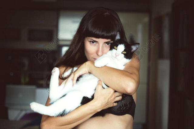 白色的宠物猫和女孩背景图片