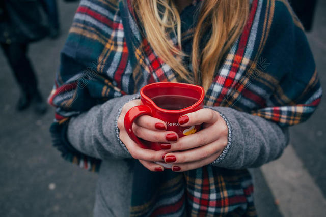 人特写拿红色爱心茶杯的少女背景图片
