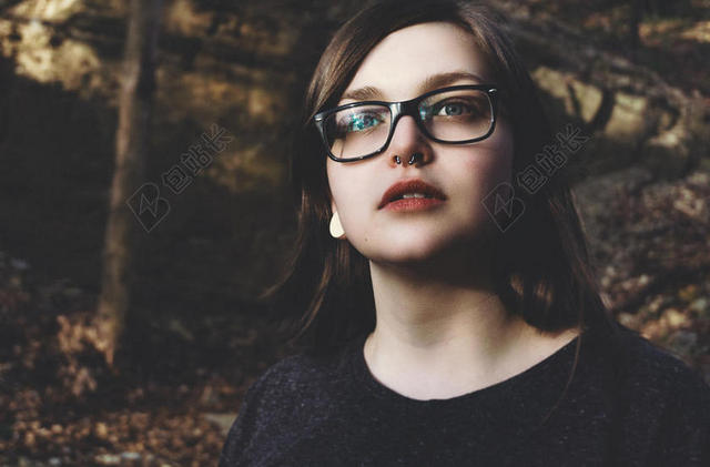 广告时尚森林里戴眼镜的女性模特背景图片