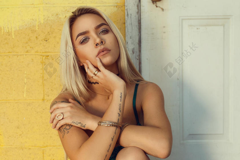 白色门口的金发女孩背景图片