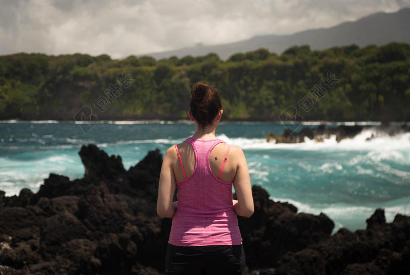 人物健美看着山水的女孩背影自然运动山水背景图片