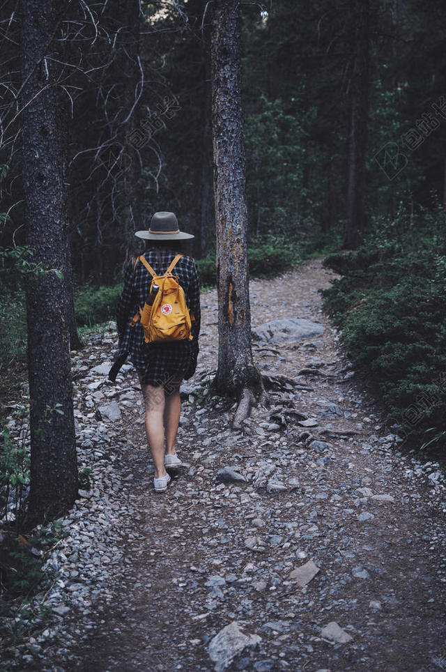 人物神秘行走间山林小路上的女孩户外运动摄影背景图片