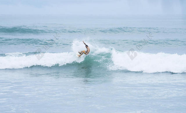 蓝黄运动炫酷正在海面上冲浪的男子运动冲浪热血背景图片