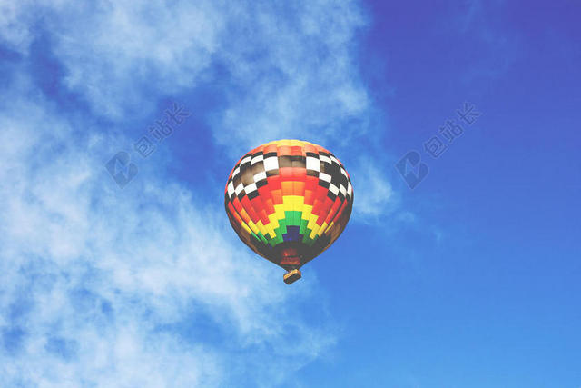 天空中的彩色热气球背景图片