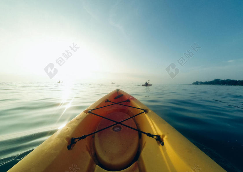 清晨的太阳和海面上的皮划艇背景图片
