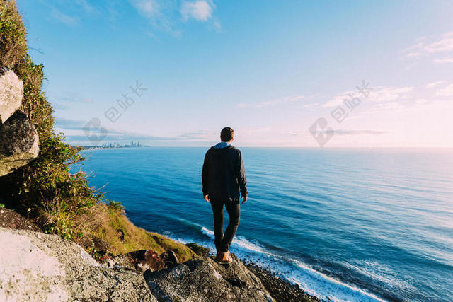 摄影时尚岸边的男士观看风景背景图片