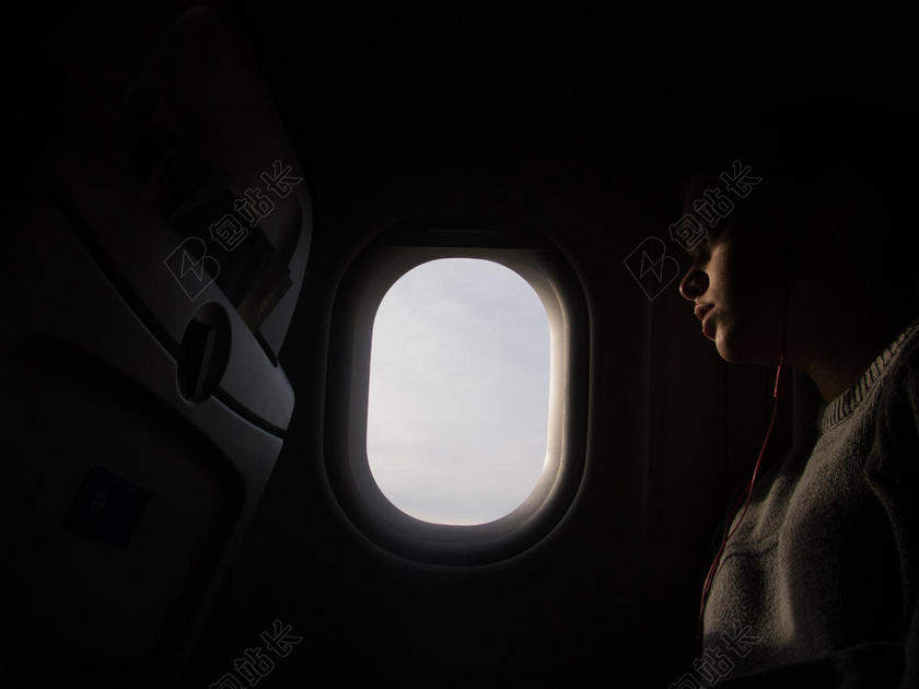 昏暗机舱里的女人背景图片