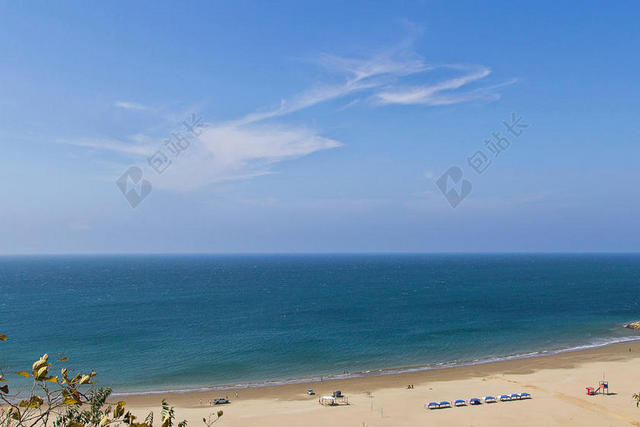 蓝色的天空和大海和沙滩背景图片