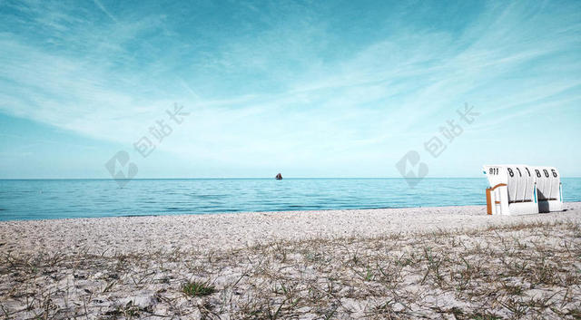 自然蓝天碧海和沙滩背景图片