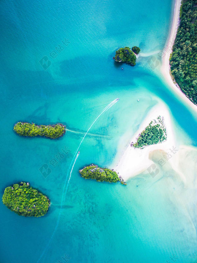 蓝绿养眼海滩边的树林自然休闲旅游背景图片