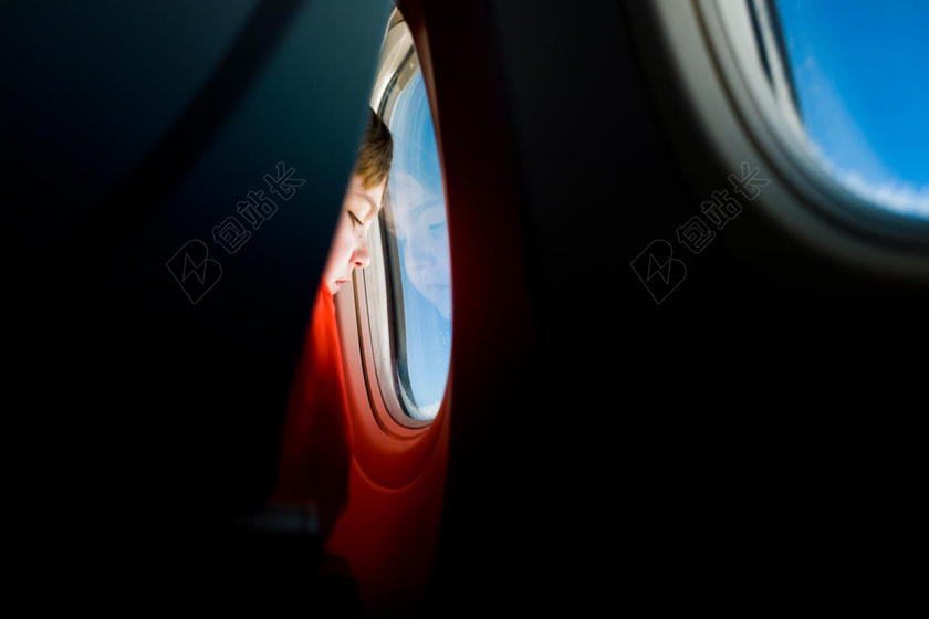 机窗边的红衣男孩背景图片