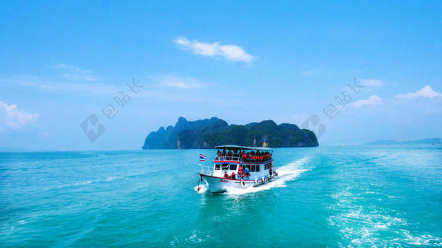 自然休闲海上的小艇和小岛背景图片
