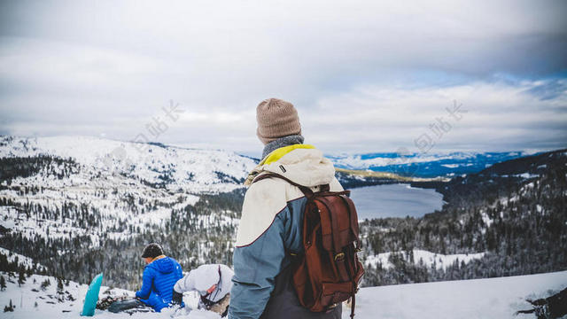 人物清新户外雪景雪地上的男子旅游运动雪景自然背景图片