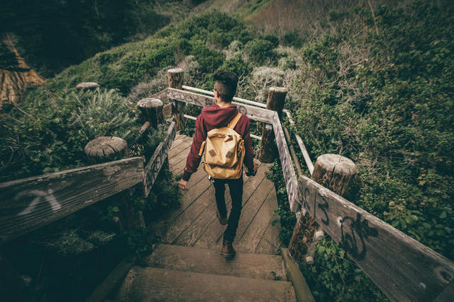人物神秘走道上的背包男孩背影旅游运动自然背景图片