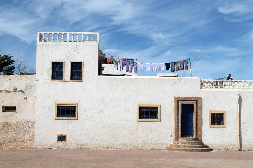 白色的平房背景图片