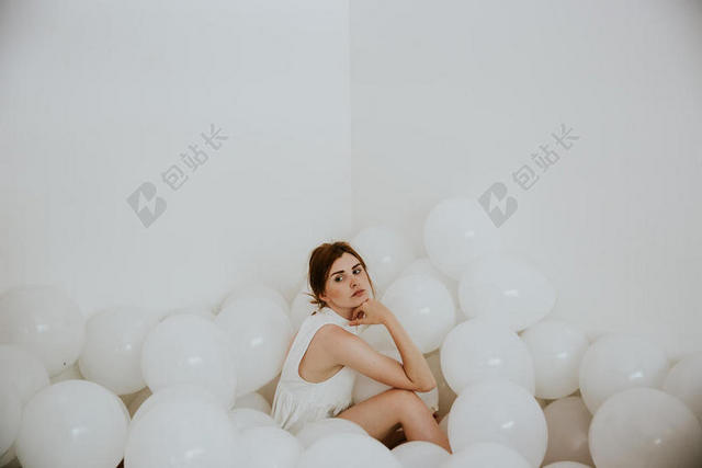 广告时尚气球堆里的女模特背景图片
