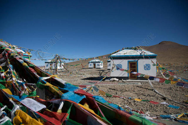 建筑现代蓝天下的沙漠上的房子建筑设计景点背景图片
