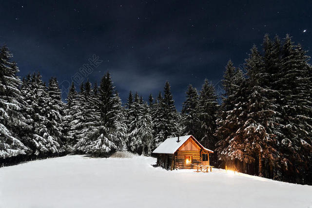 自然开阔星夜下的积雪树林和木房子建筑室外树林雪景背景图片