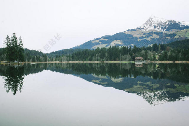 自然养眼蓝天下的群山和树林湖水山水景点旅游背景图片