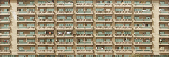 蓝黄建筑整洁住宅区阳台展示建筑设计背景图片