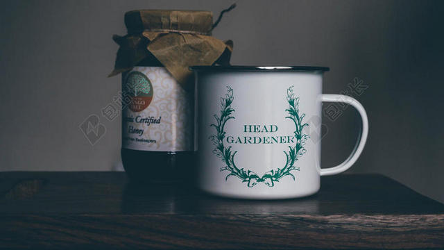 桌子上的果酱和茶杯背景图片