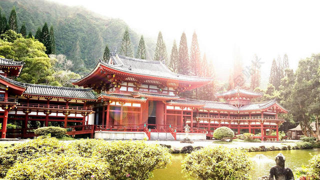 红色建筑宏伟对称楼阁绿树环绕背景图片