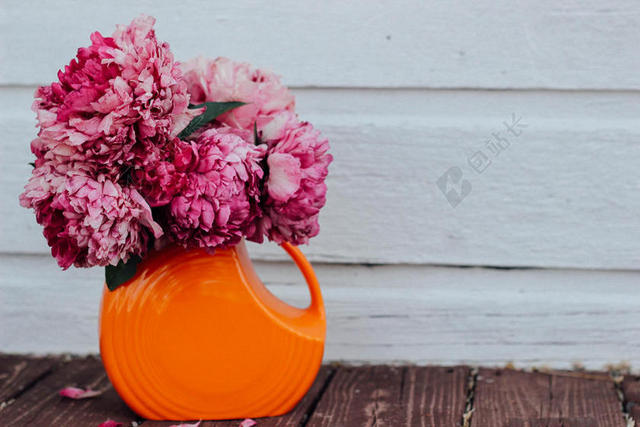 黄色花瓶里的粉色鲜花背景图片
