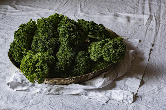 绿白食物蔬菜清新白布上盘子里的西兰花蔬菜美味背景图片