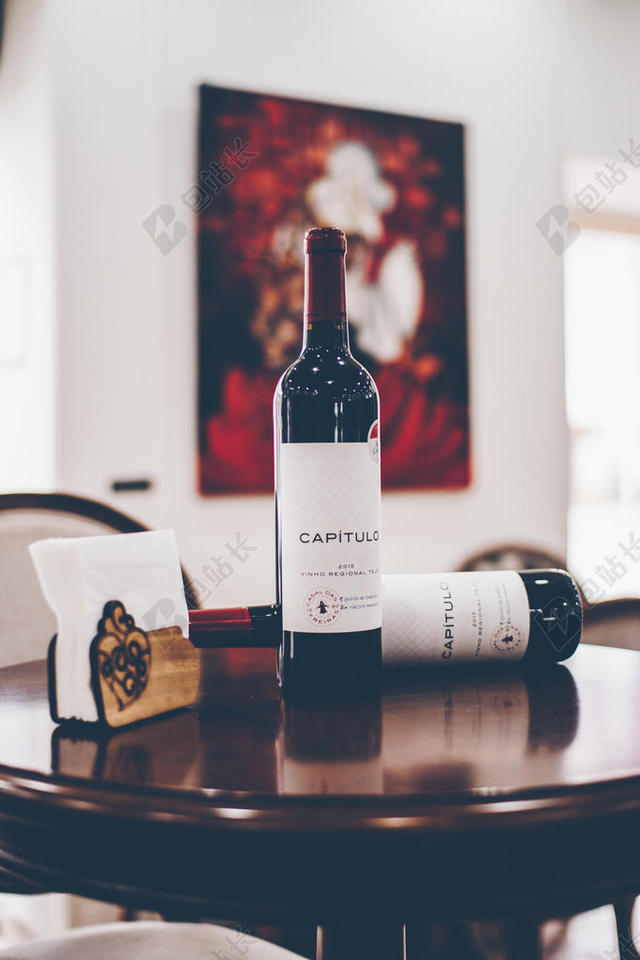 黑色的圆桌上的葡萄酒背景图片