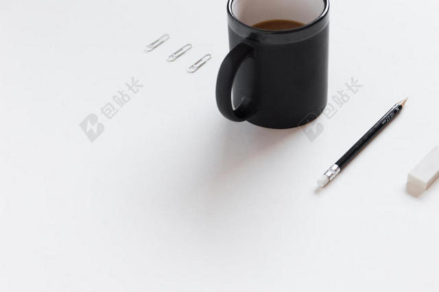文具展示别针黑色茶杯铅笔和橡皮背景图片