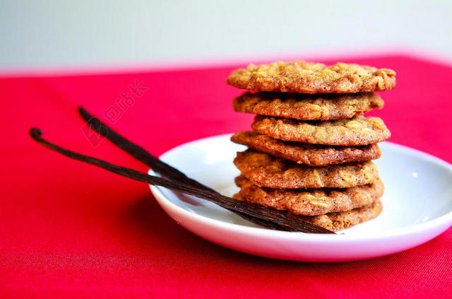 盘子里的美味饼干背景图片
