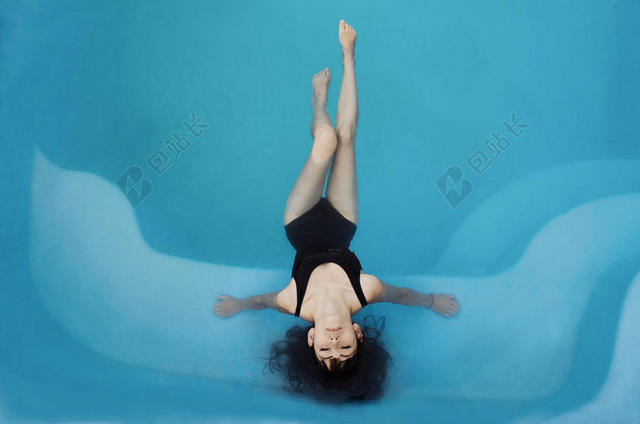 人物柔美水中泳装女孩摄影写真水背景图片