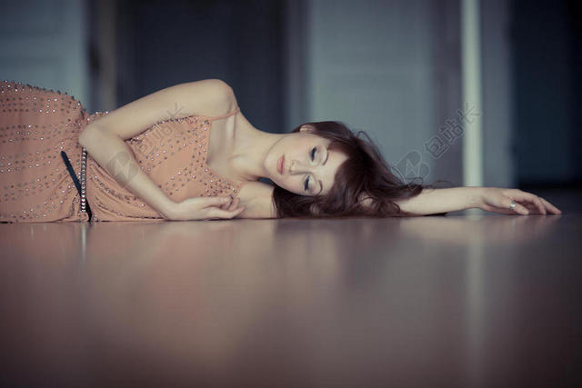 人物安静躺倒在地上的睡眠女子摄影女孩室内背景图片