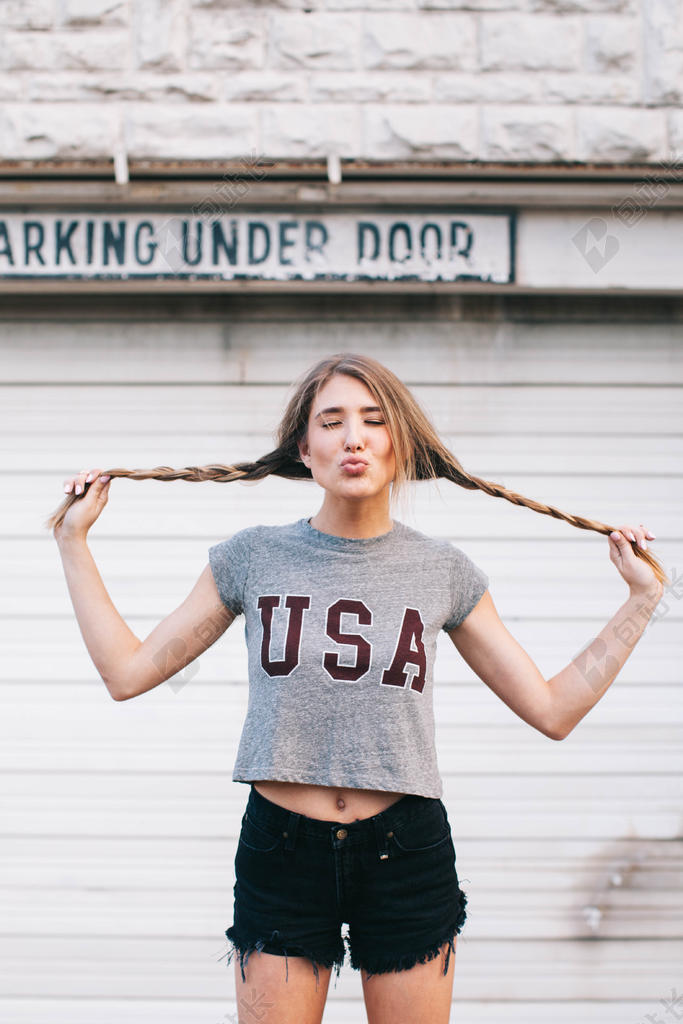 人可爱开心的长辫少女背景图片