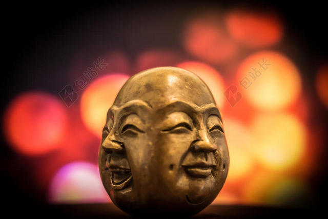 金色玩具搞怪一个不同笑容的金佛头搞怪笑容摄影玩偶背景图片