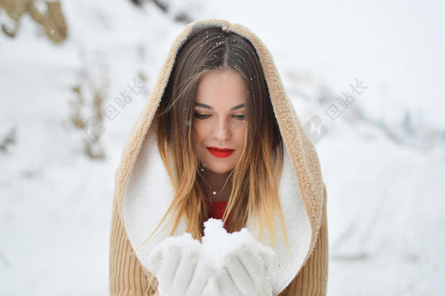 黄白人物安静雪地里戴帽子女孩摄影户外背景图片