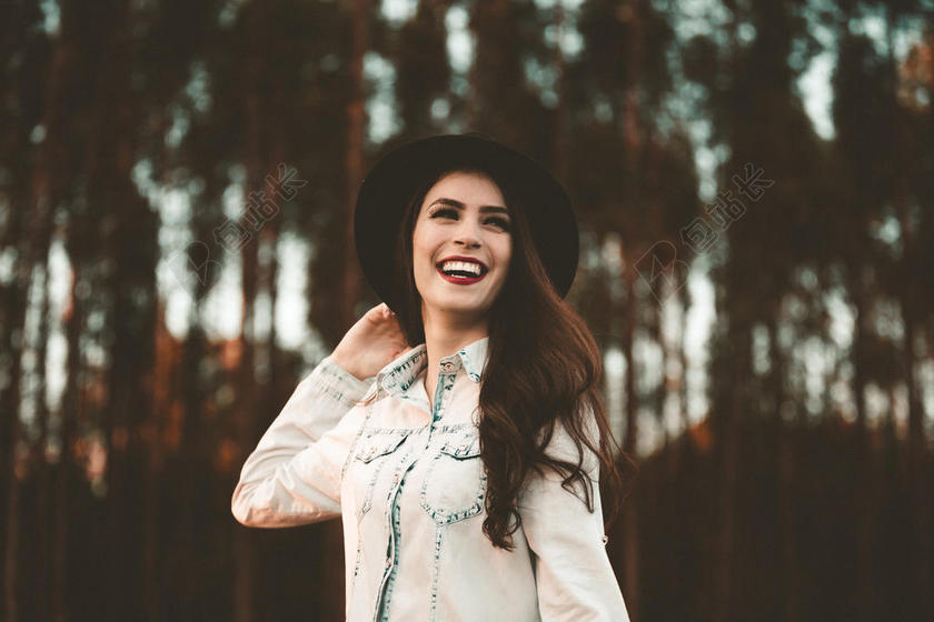 人物性感树林间戴帽子女孩摄影户外背景图片