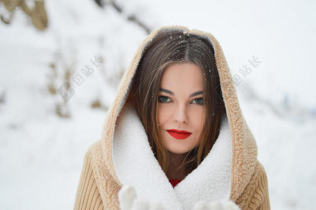 冬天雪地里的美女背景图片