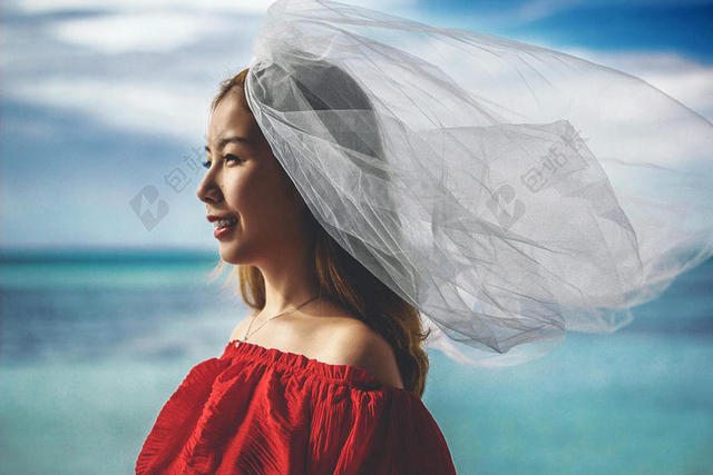 彩色人物漂亮蓝天下的头罩女孩摄影户外背景图片
