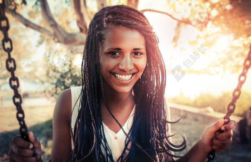 人物美丽荡秋千上的长发女孩摄影户外笑容背景图片