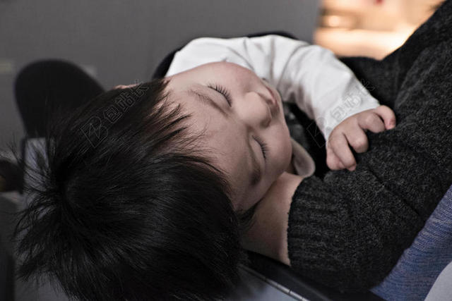 人温馨母亲怀中的小孩背景图片