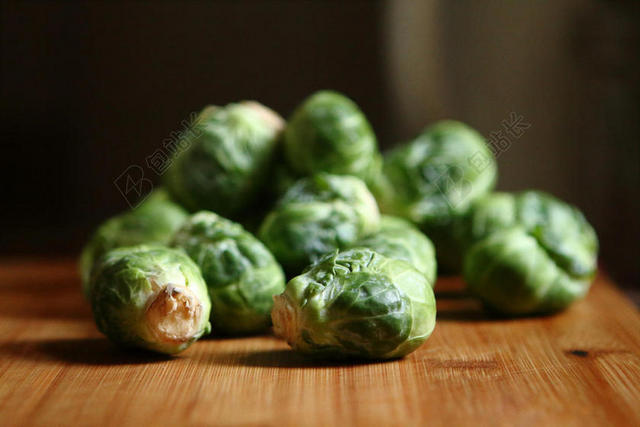 菜板上绿色的包菜背景图片