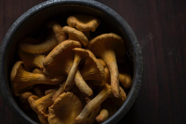 食物特写石碗中的蘑菇背景图片