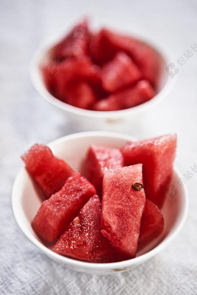 红白食物水果碗里的西瓜块食物水果背景图片
