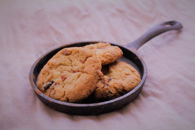 煎锅里的饼干背景图片
