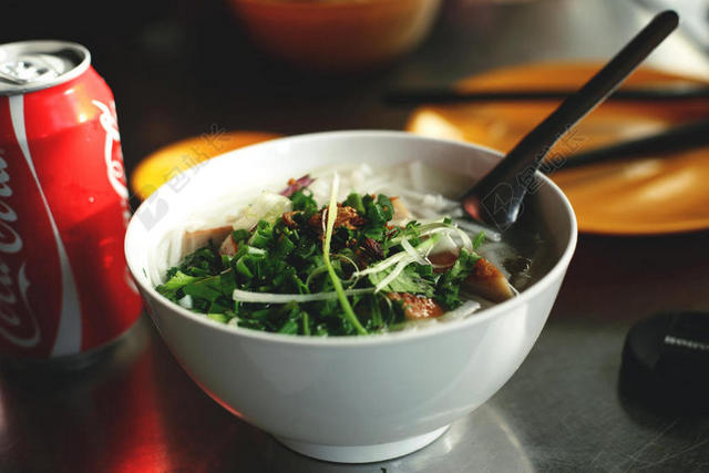 彩色食物诱人碗里蔬菜肉面条面食美食背景图片