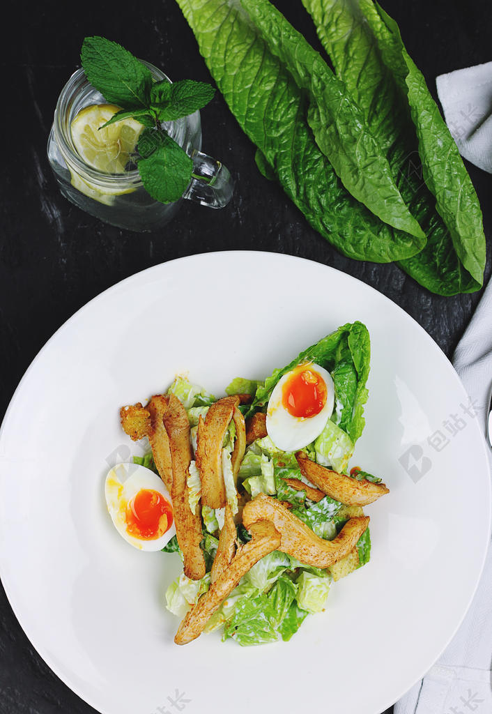 彩色餐饮食物清新盘子里面鸡蛋和蔬菜菜肴美食中式背景图片
